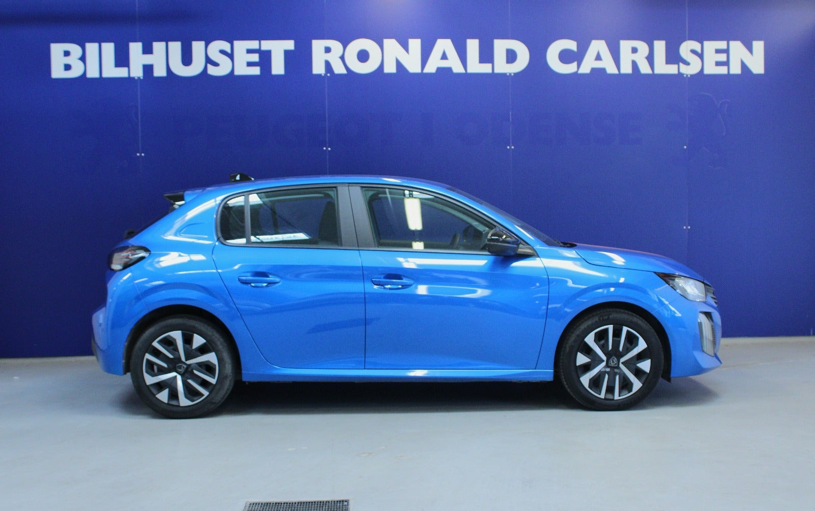 Blå Peugeot 208 fra 2024