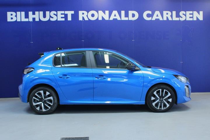 Blå Peugeot 208 fra 2024