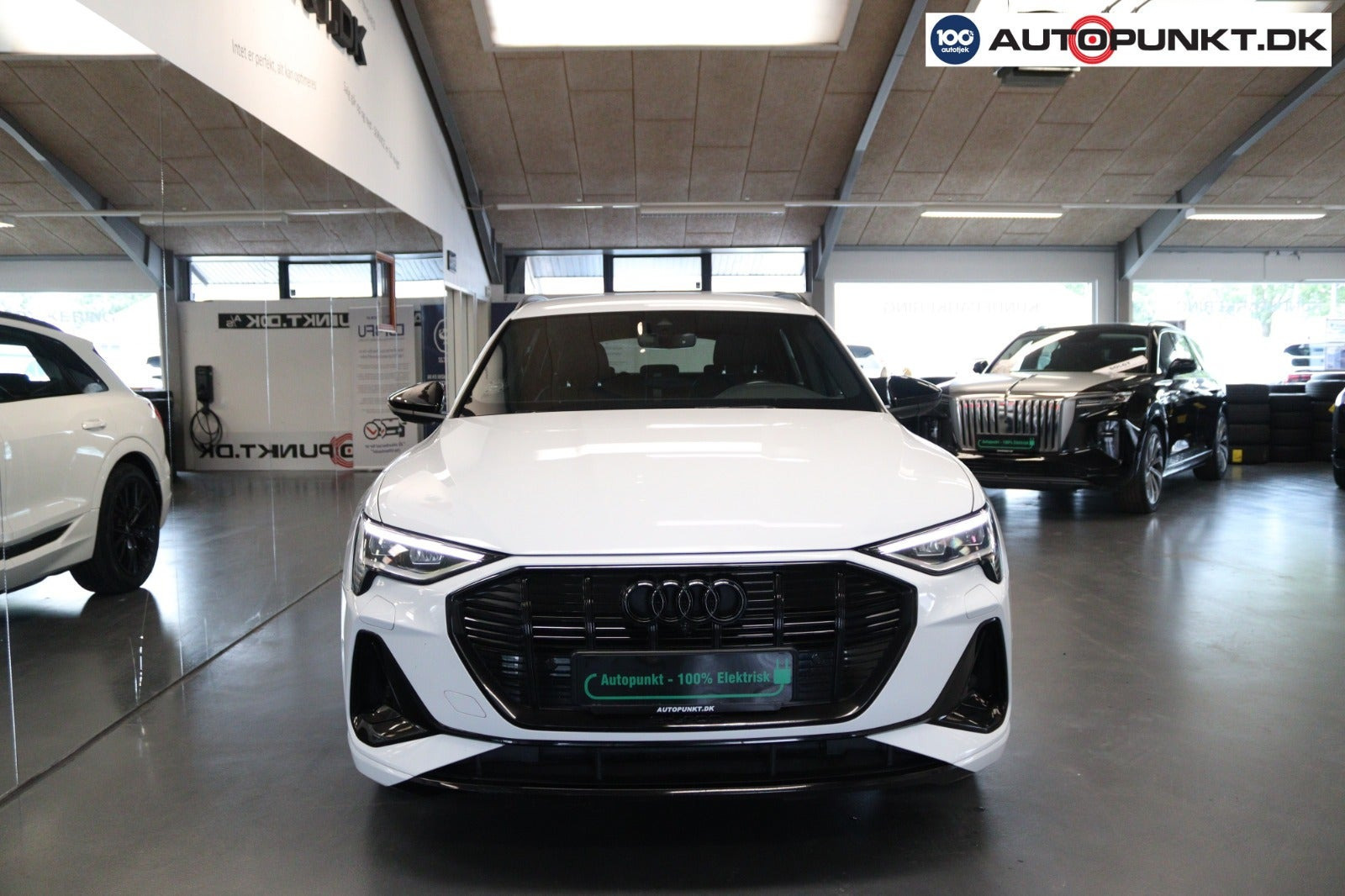 Hvid Audi e-tron fra 2023
