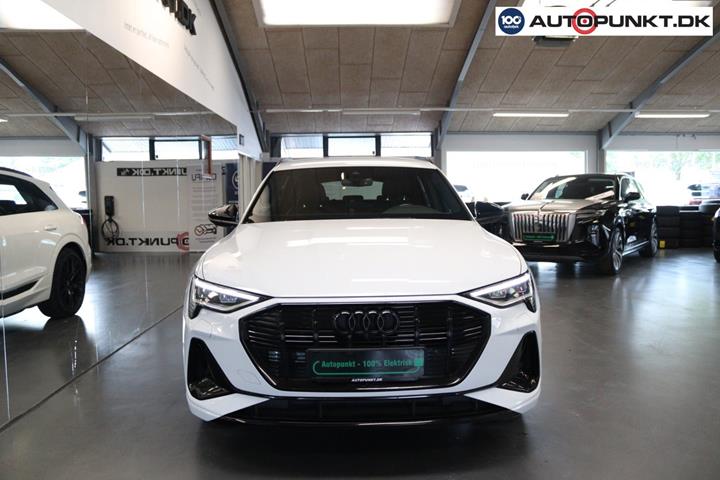 Hvid Audi e-tron fra 2023