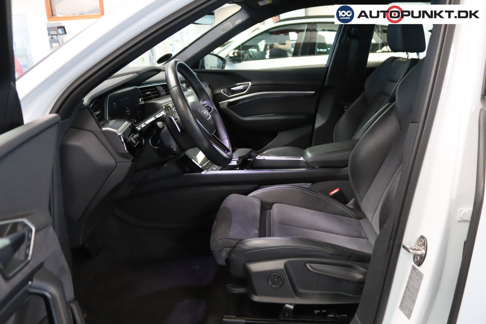 Hvid Audi e-tron fra 2023
