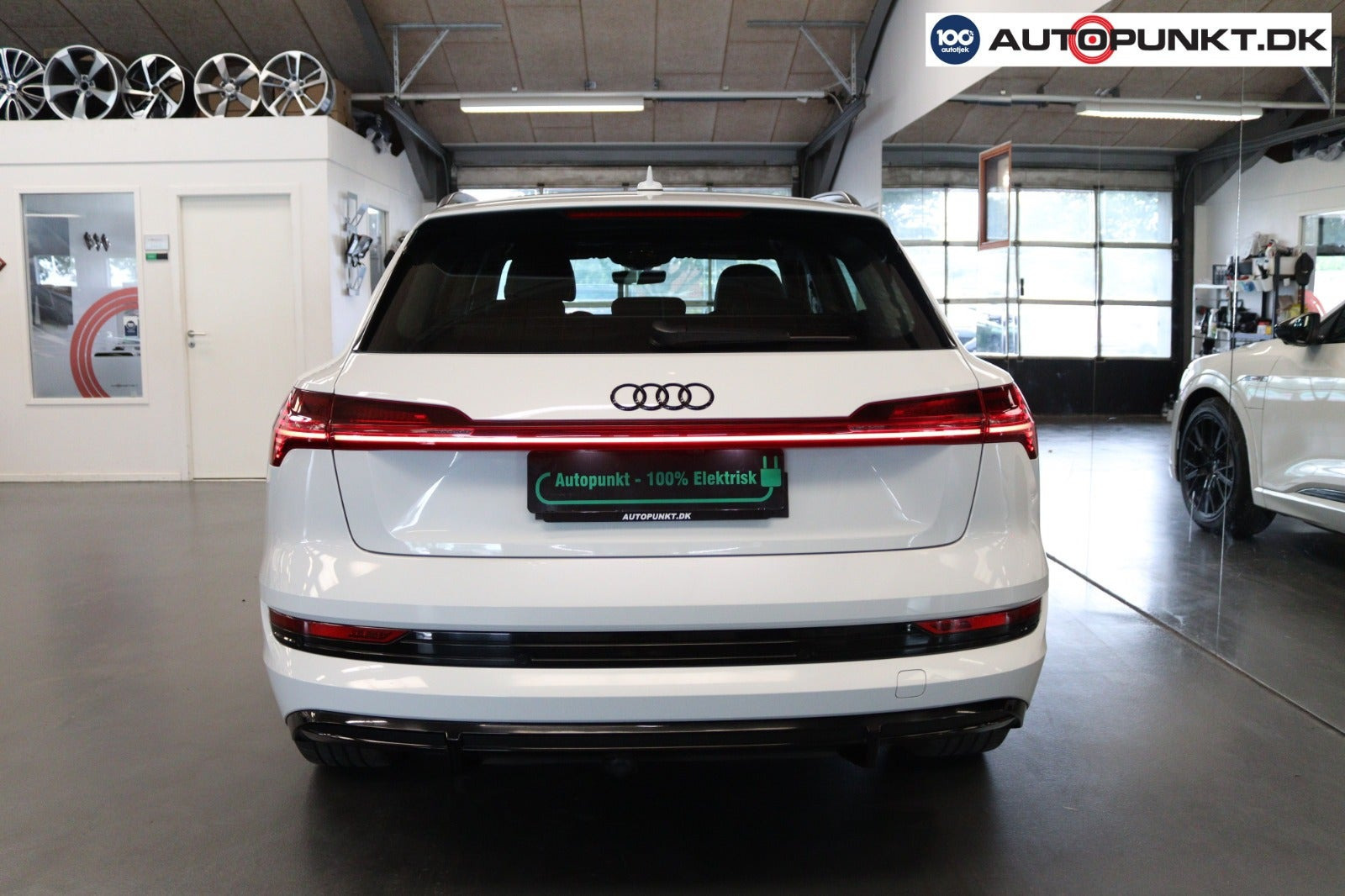 Hvid Audi e-tron fra 2023