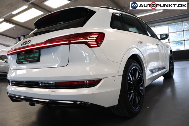 Hvid Audi e-tron fra 2023