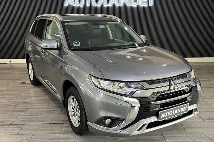 Grå Mitsubishi Outlander fra 2020 set udefra