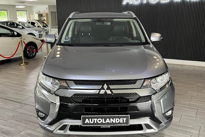 Grå Mitsubishi Outlander fra 2020