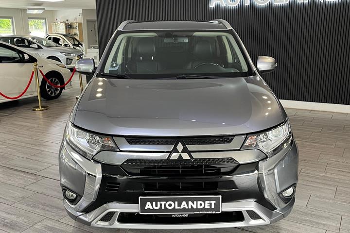 Grå Mitsubishi Outlander fra 2020
