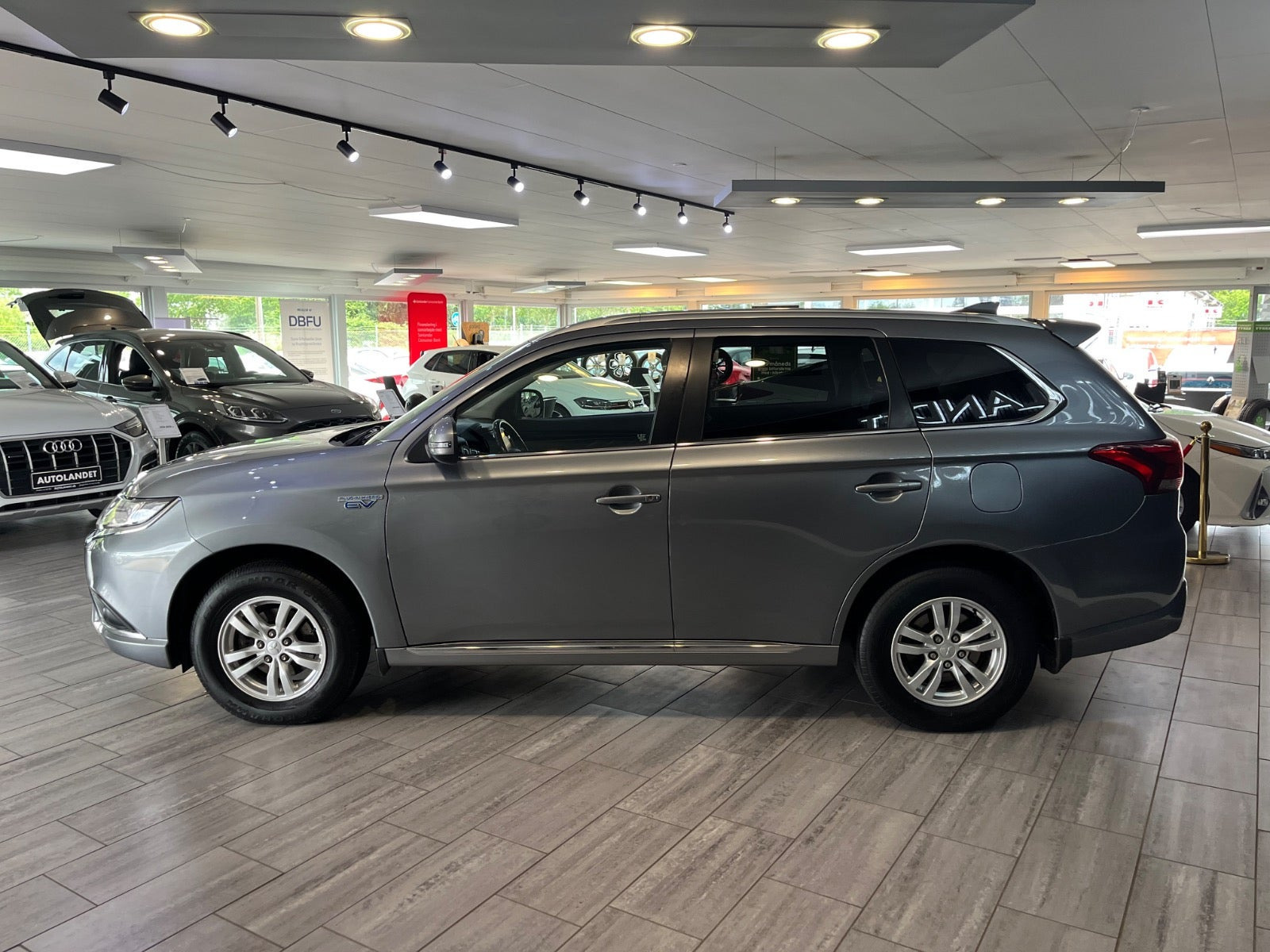 Grå Mitsubishi Outlander fra 2020