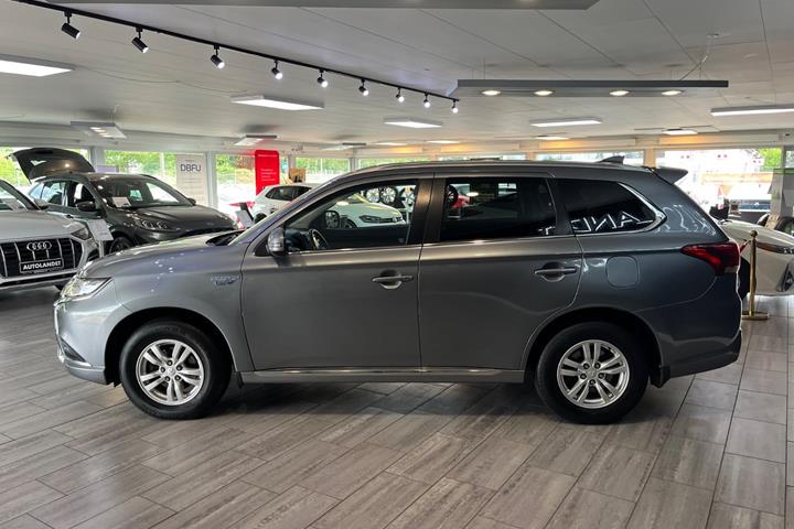 Grå Mitsubishi Outlander fra 2020