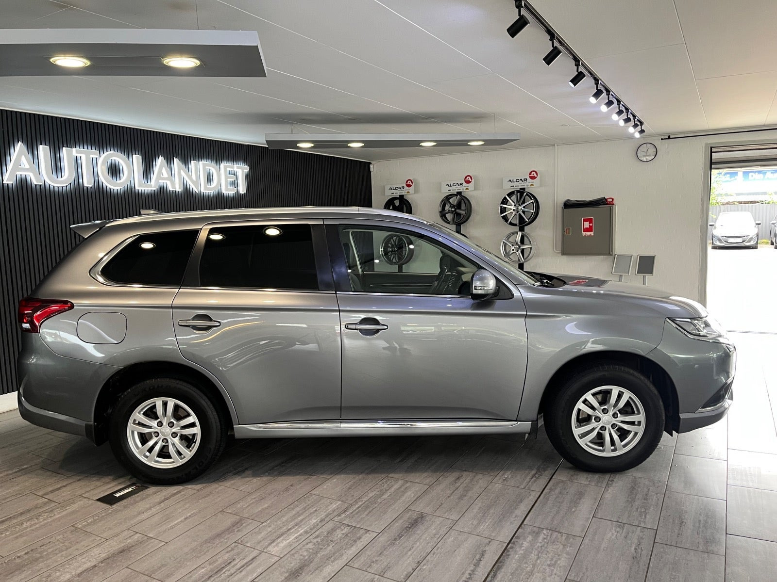 Grå Mitsubishi Outlander fra 2020
