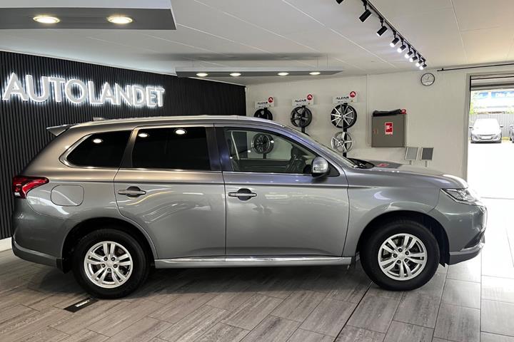 Grå Mitsubishi Outlander fra 2020