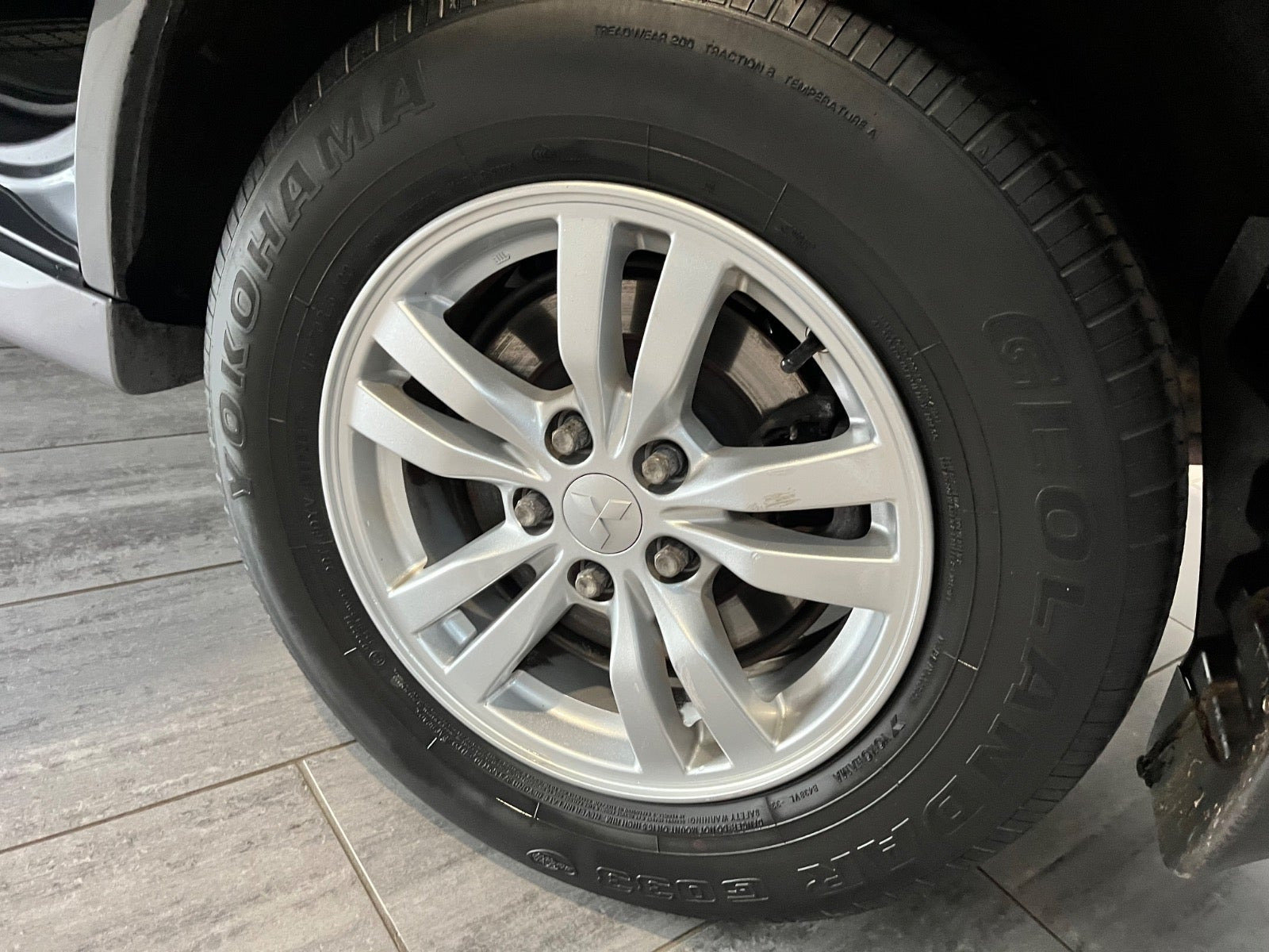 Grå Mitsubishi Outlander fra 2020