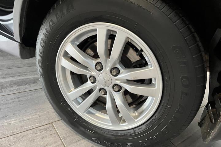 Grå Mitsubishi Outlander fra 2020