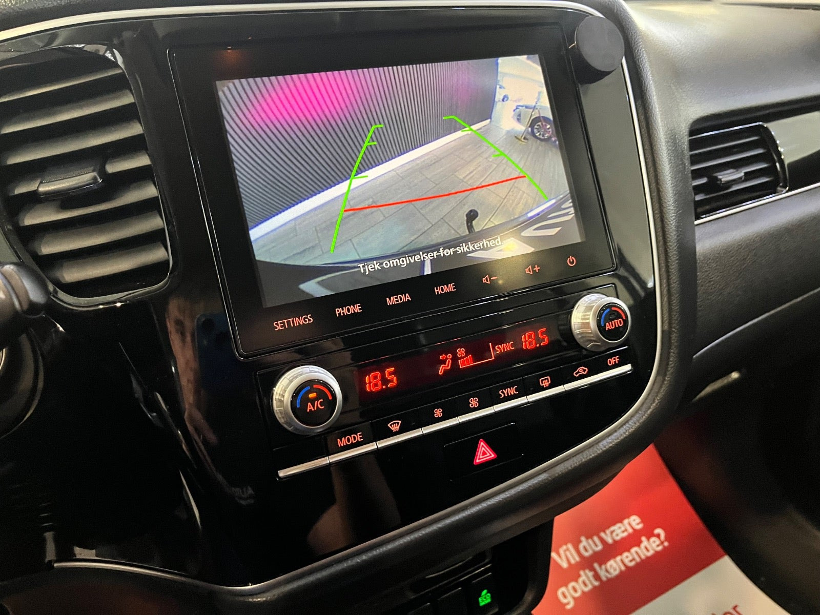 Grå Mitsubishi Outlander fra 2020