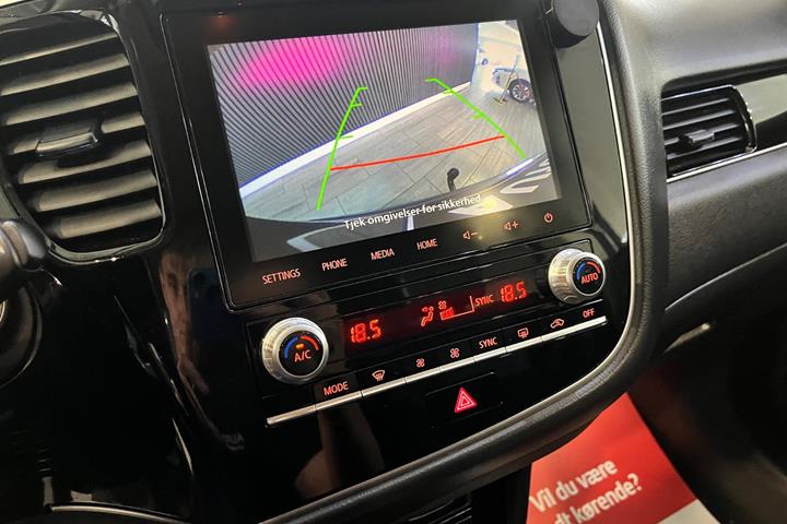 Grå Mitsubishi Outlander fra 2020