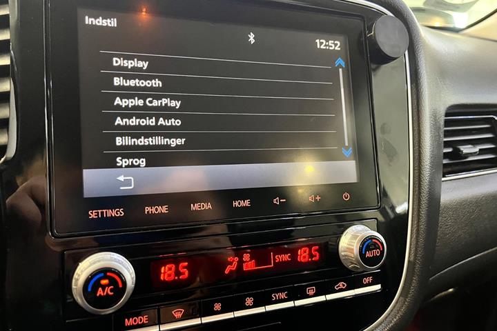 Grå Mitsubishi Outlander fra 2020