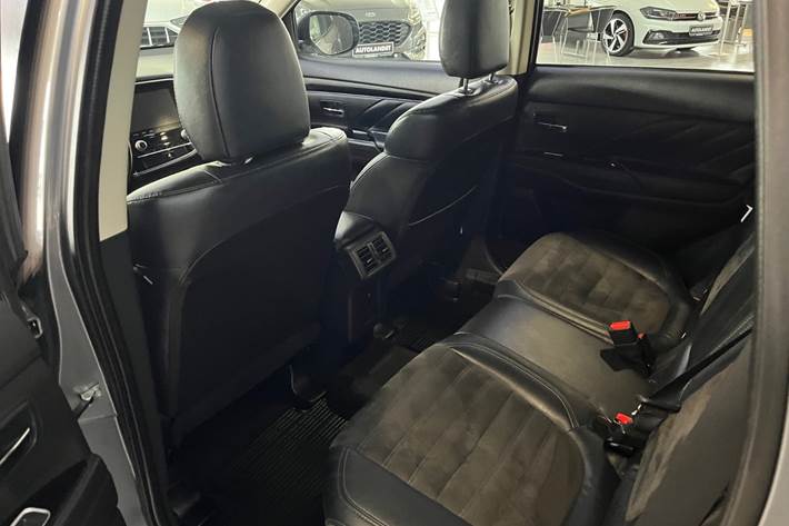 Grå Mitsubishi Outlander fra 2020