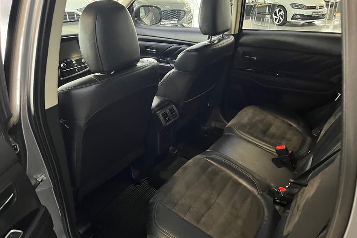 Grå Mitsubishi Outlander fra 2020