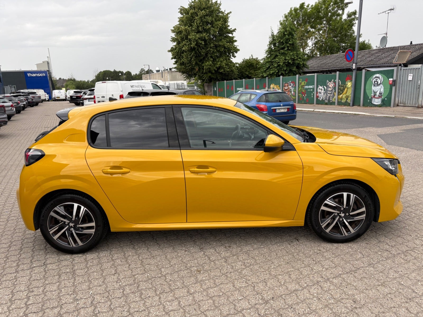 Gul Peugeot 208 fra 2021