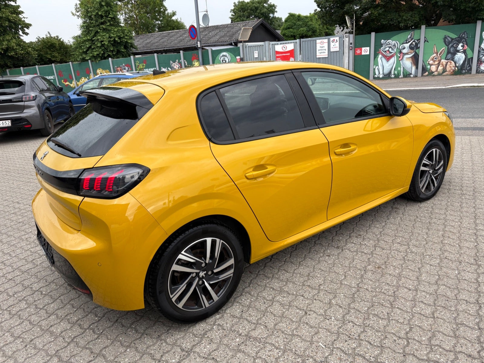 Gul Peugeot 208 fra 2021