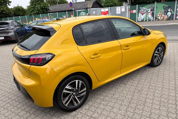 Gul Peugeot 208 fra 2021