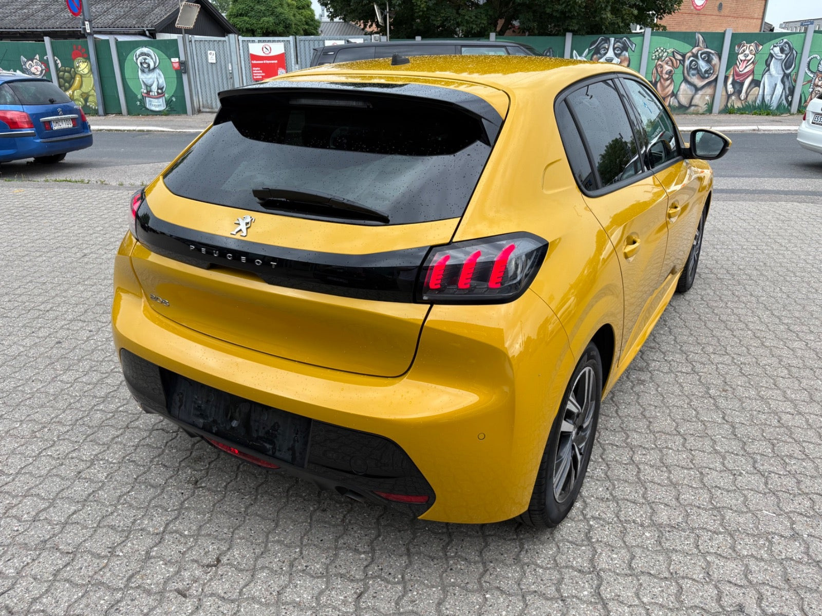 Gul Peugeot 208 fra 2021