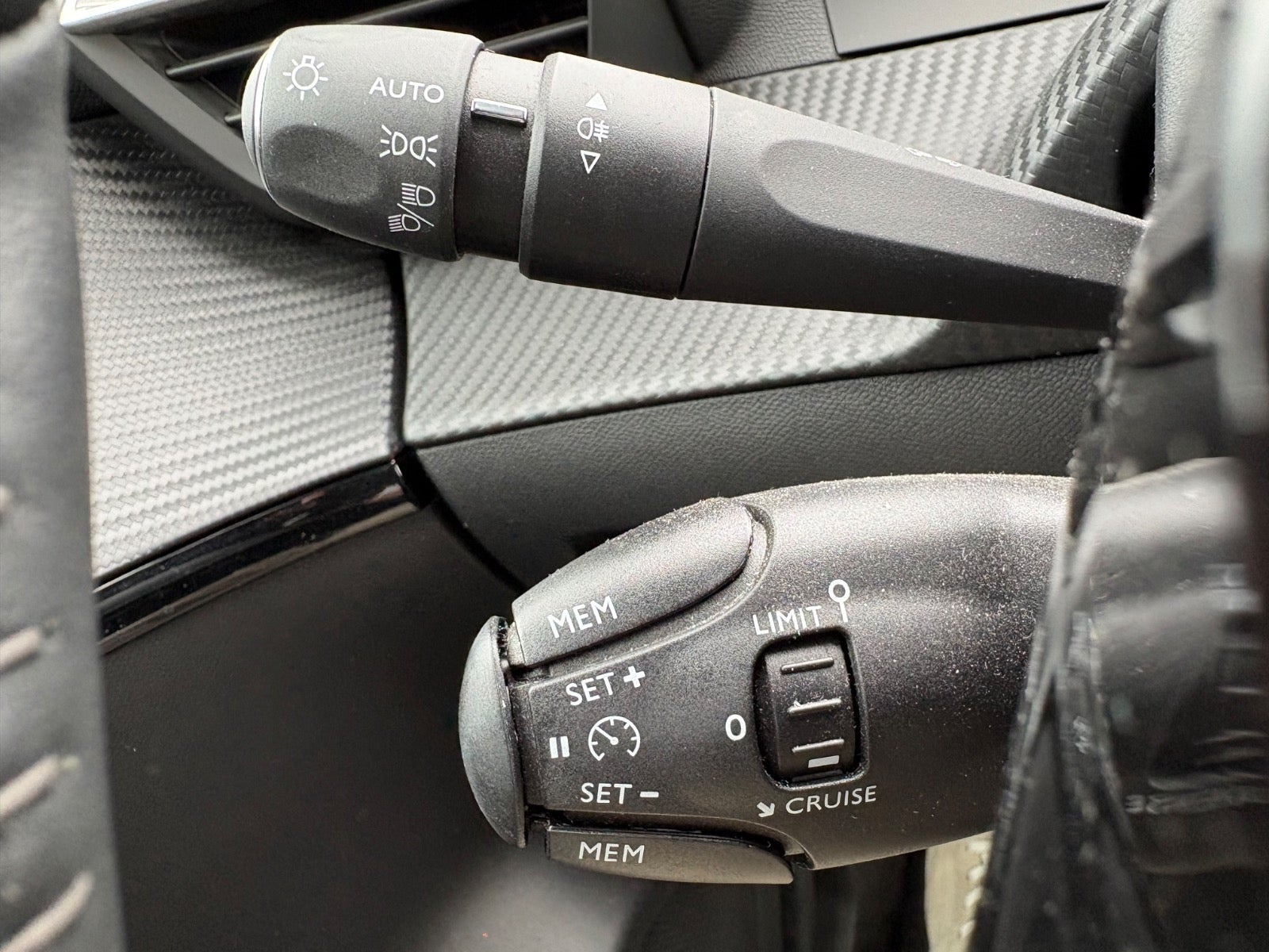 Gul Peugeot 208 fra 2021