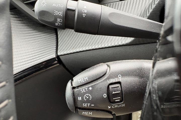 Gul Peugeot 208 fra 2021