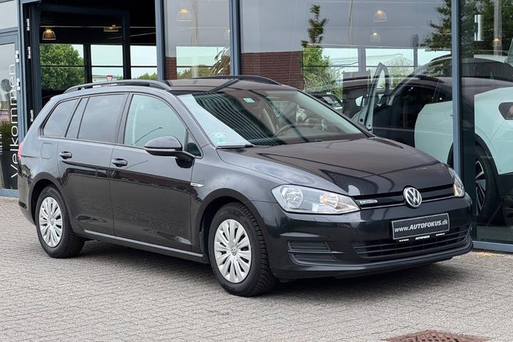 Sort VW Golf VII fra 2017 set udefra