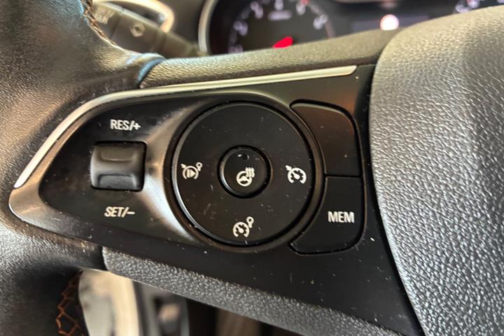 Hvid Opel Crossland X fra 2020