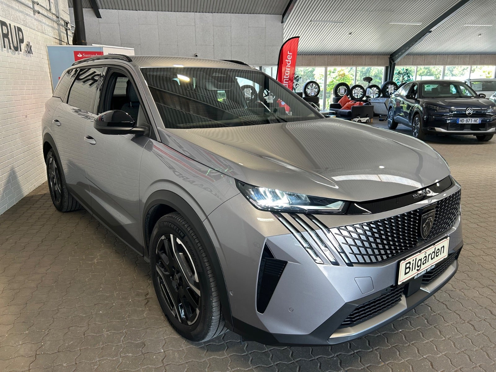 Grå Peugeot e-5008 fra 2025