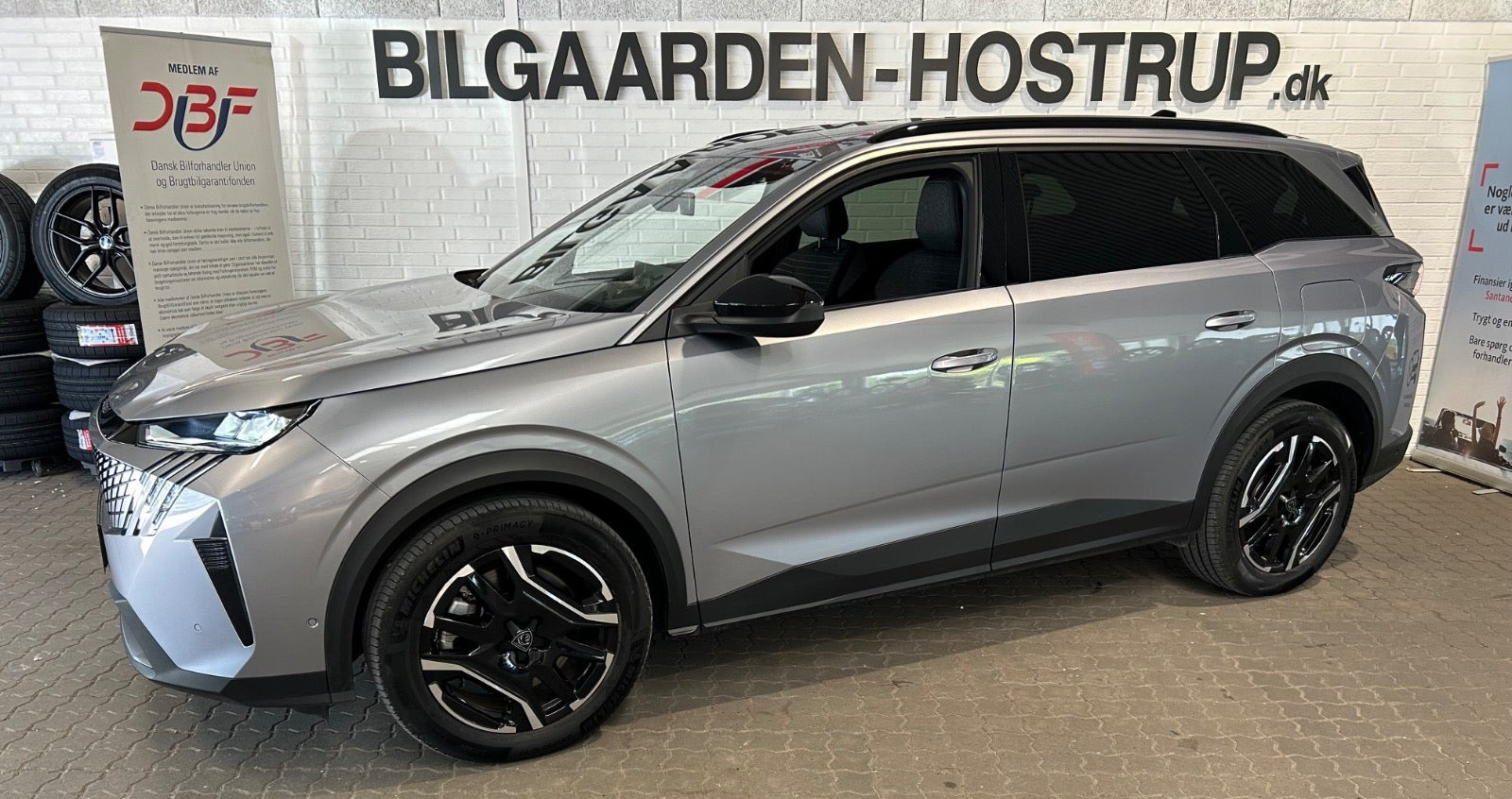 Grå Peugeot e-5008 fra 2025