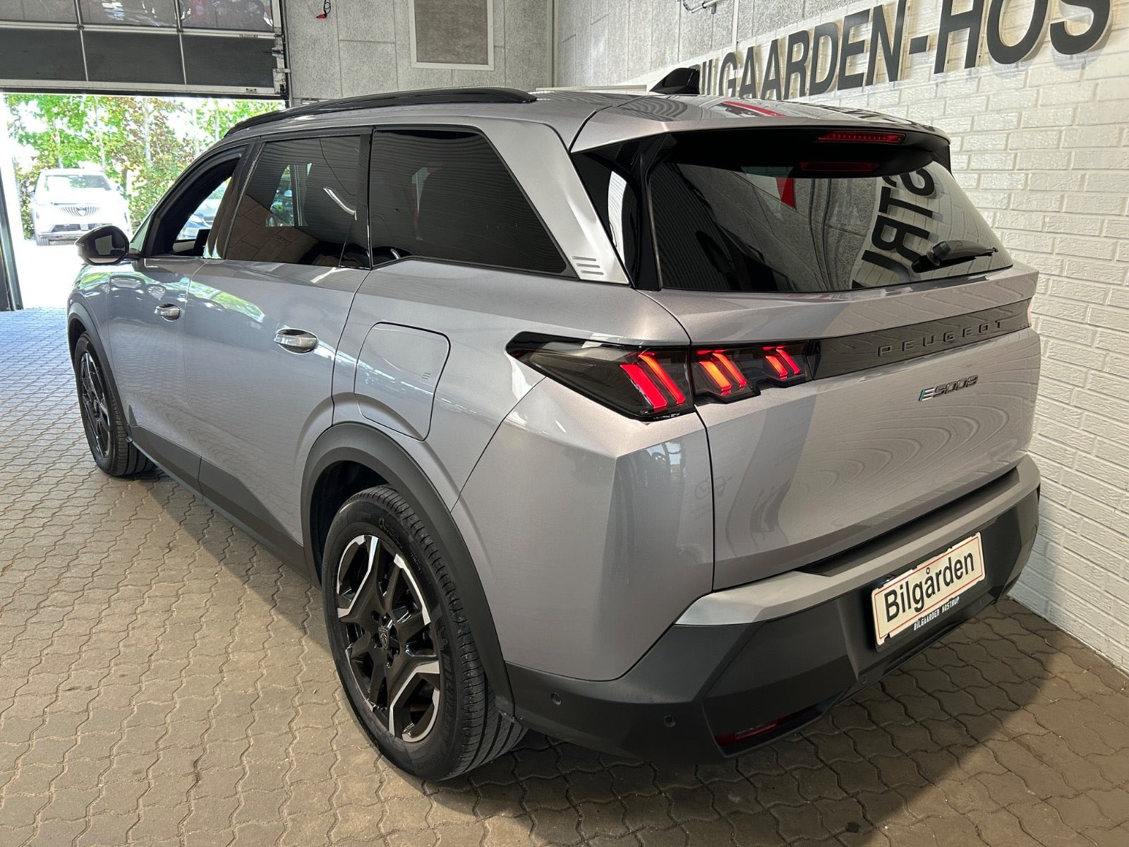 Grå Peugeot e-5008 fra 2025
