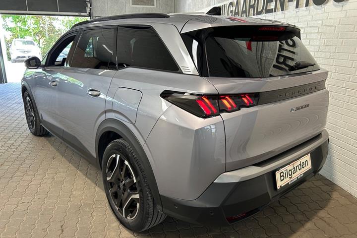 Grå Peugeot e-5008 fra 2025