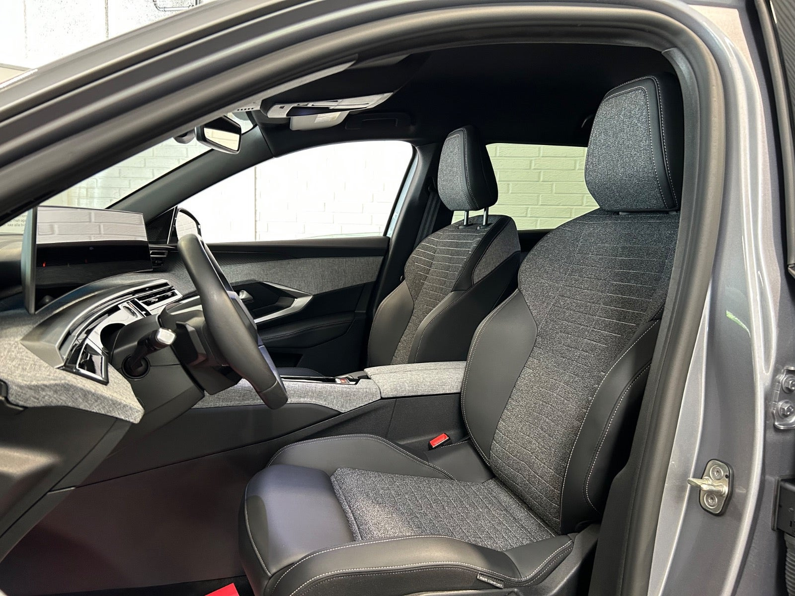 Grå Peugeot e-5008 fra 2025