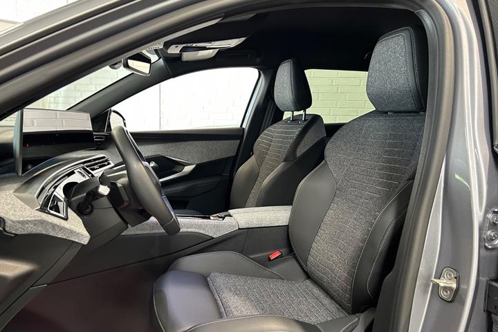 Grå Peugeot e-5008 fra 2025