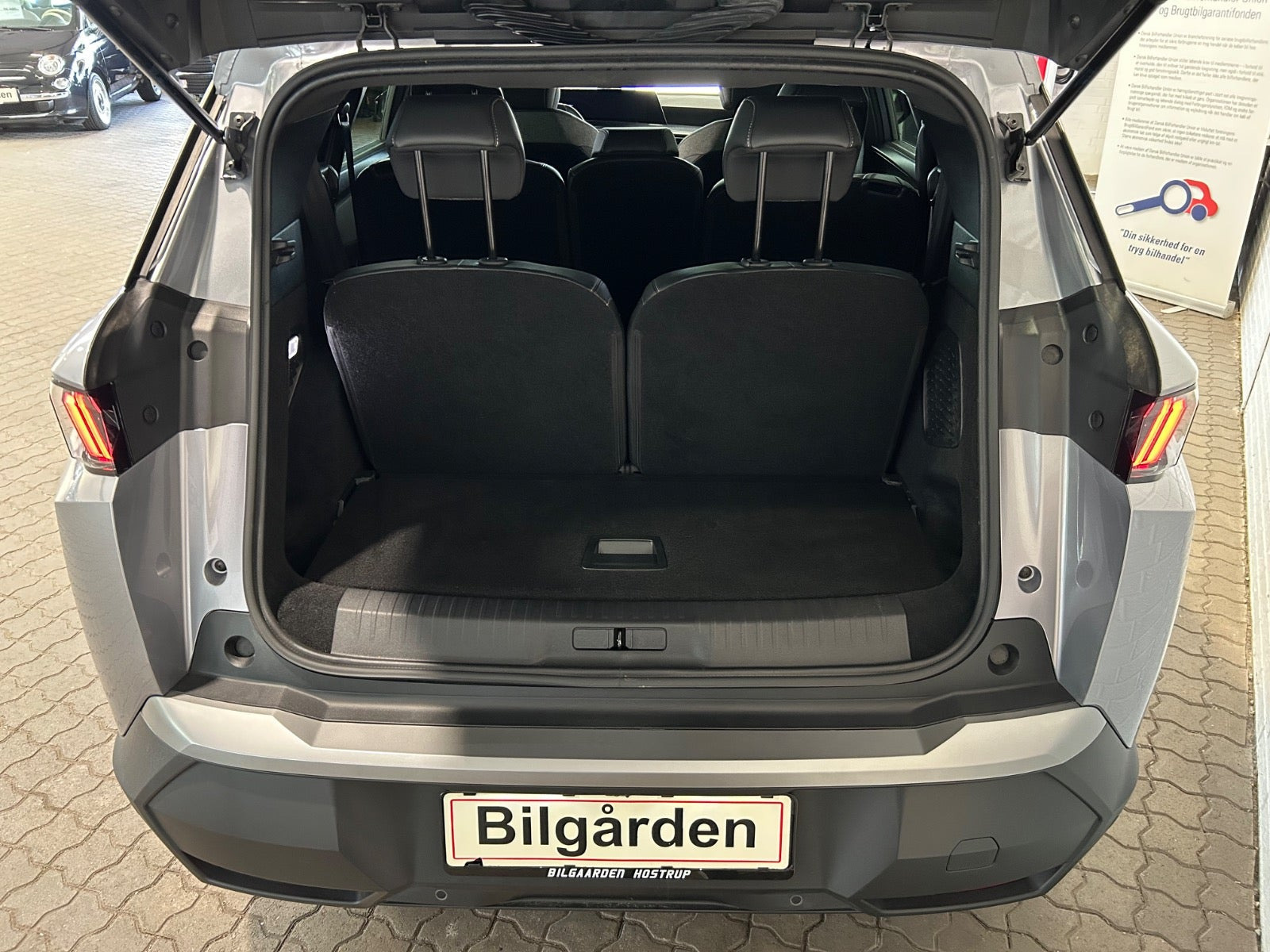 Grå Peugeot e-5008 fra 2025