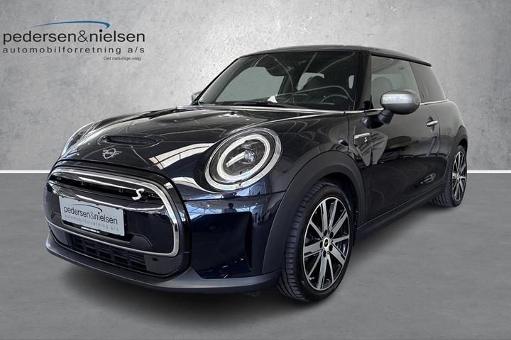 Blå Mini Cooper fra 2023 set udefra