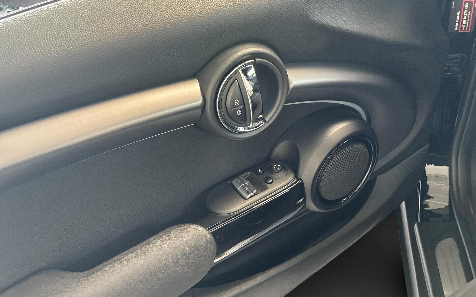 Blå Mini Cooper fra 2023