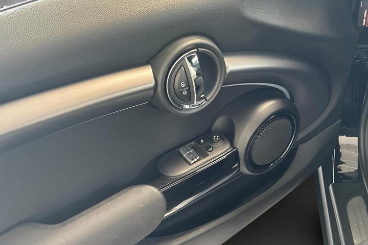 Blå Mini Cooper fra 2023