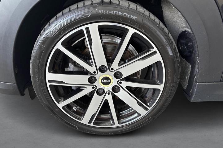 Blå Mini Cooper fra 2023