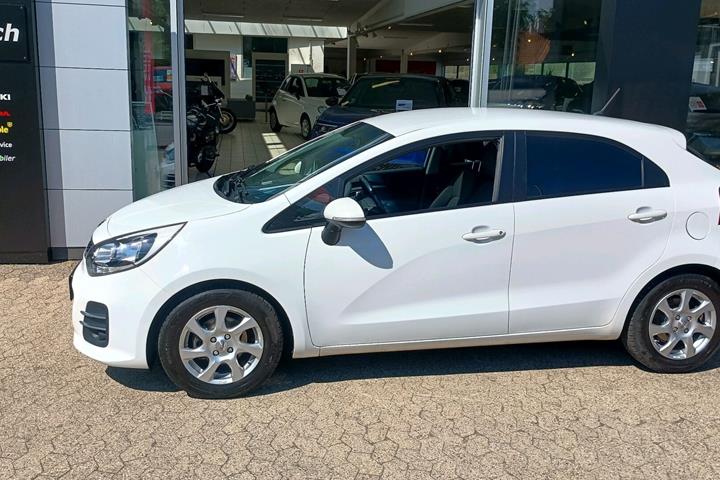 Hvid Kia Rio fra 2015