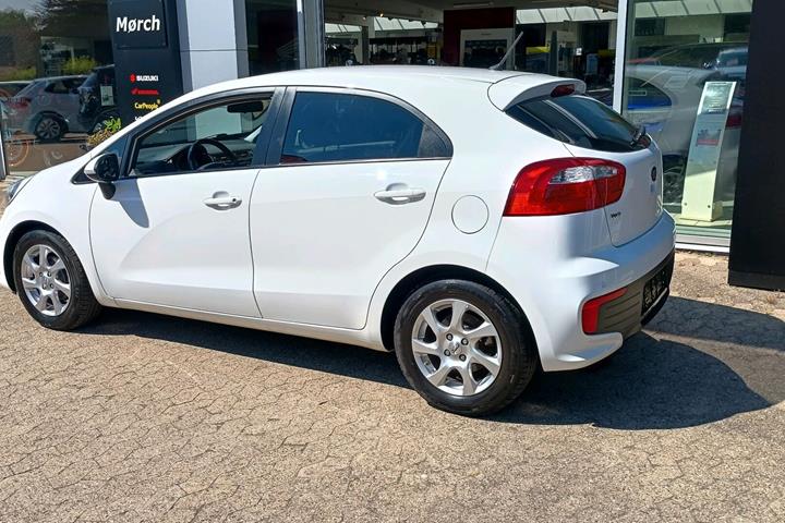 Hvid Kia Rio fra 2015