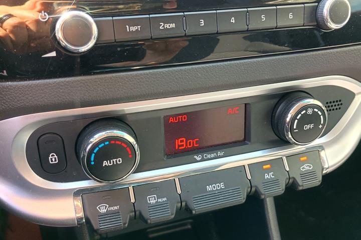 Hvid Kia Rio fra 2015