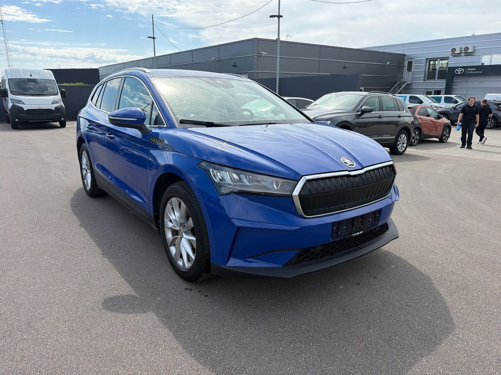 Blå Skoda Enyaq fra 2021