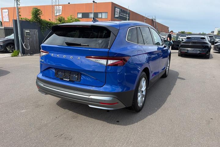 Blå Skoda Enyaq fra 2021