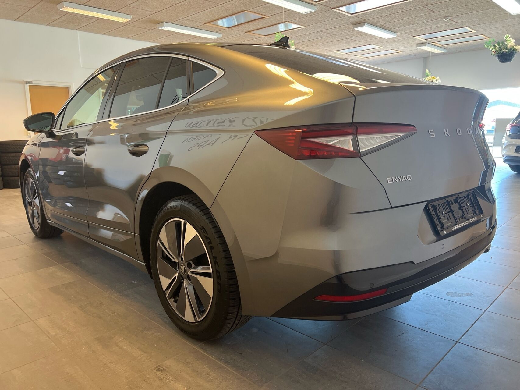 Grå Skoda Enyaq fra 2025