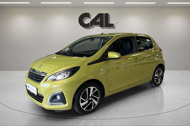Grøn Peugeot 108 fra 2020 set udefra