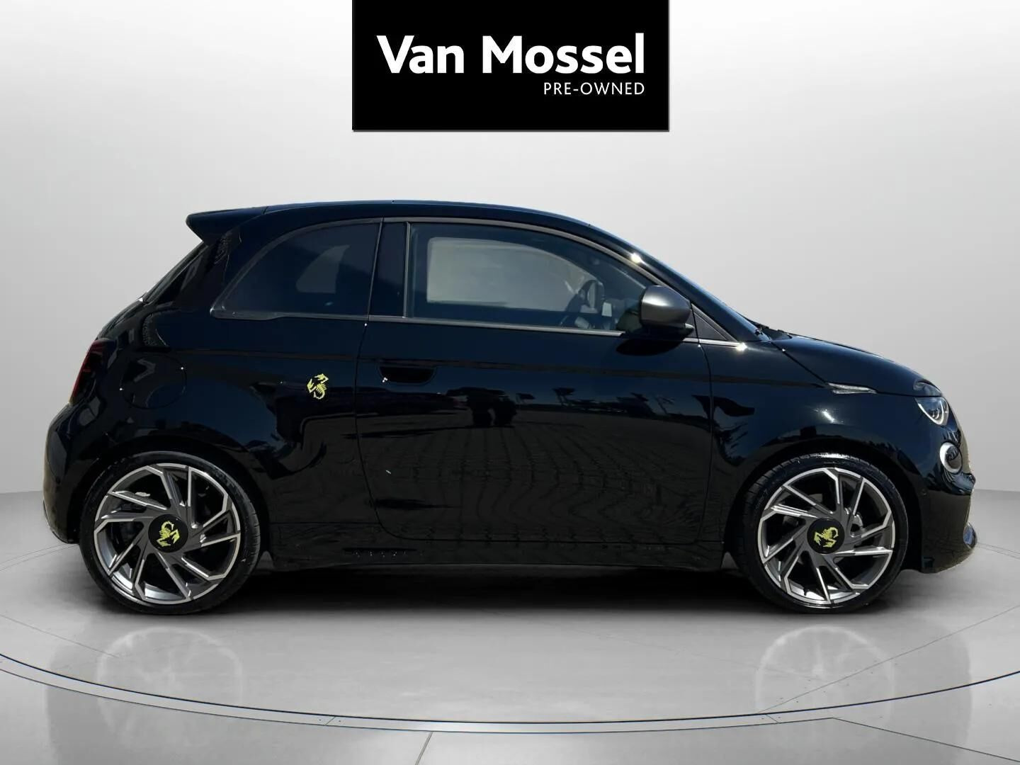 Sort Abarth 500e fra 2024