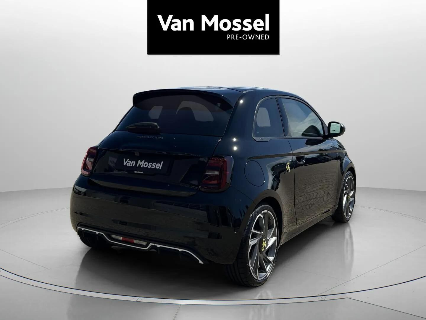Sort Abarth 500e fra 2024