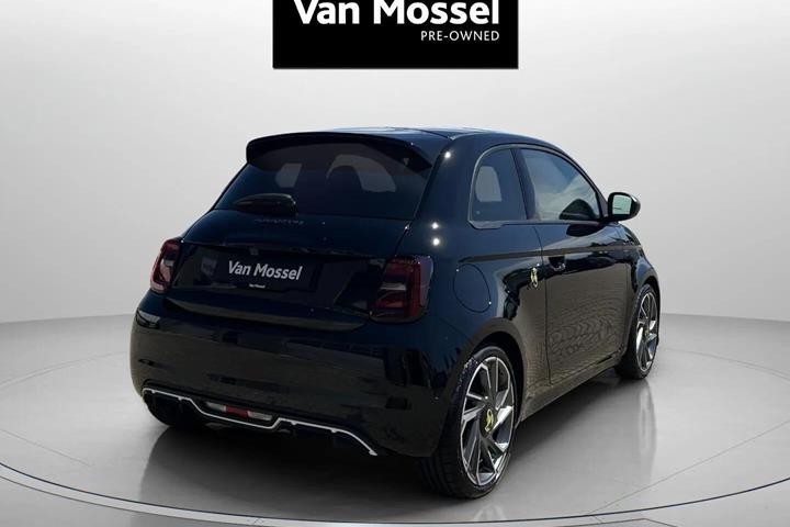 Sort Abarth 500e fra 2024